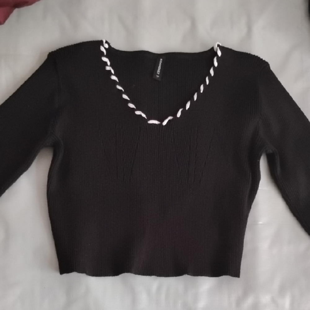 KOANDAILY Black V-Neck Knit Crop top